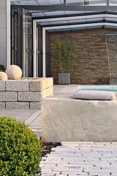 Garten und Pool auf dem GECK-Gelände